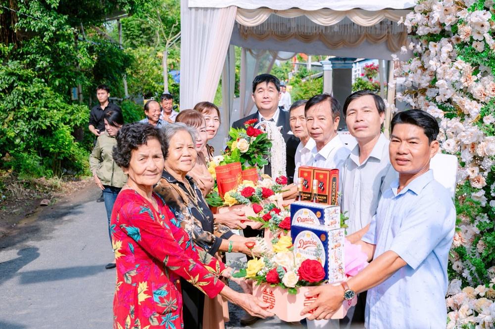 Đám cưới cặp đôi miền Tây lệch 22 tuổi gây sốt với dàn bô lão bê tráp