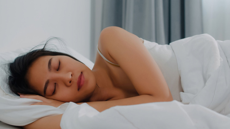 Tác hại của việc mặc áo lót đi ngủ chị em nên biết