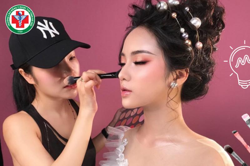 Nghề make up lương bao nhiêu? Có cao không?