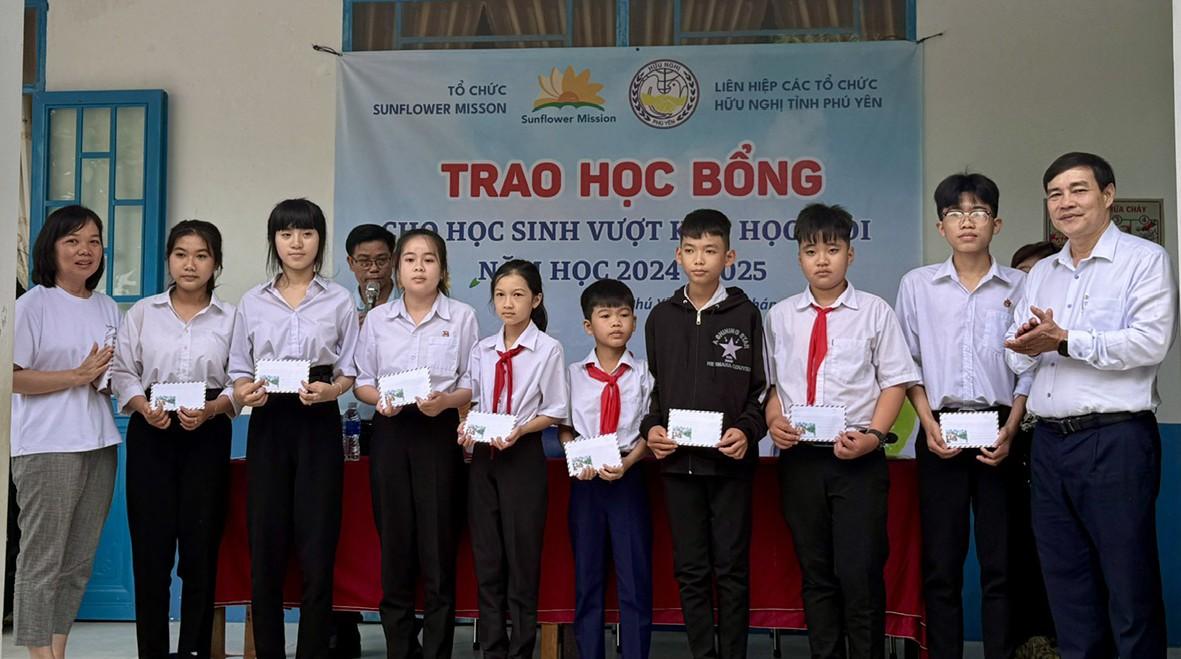 Sunflower Misson trao 355 suất học bổng cho học sinh nghèo hiếu học tại Phú Yên và Kiên Giang