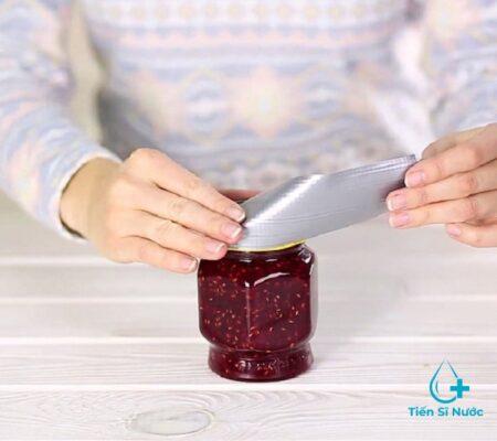 Cách mở nắp chai dễ dàng với một đoạn băng dính