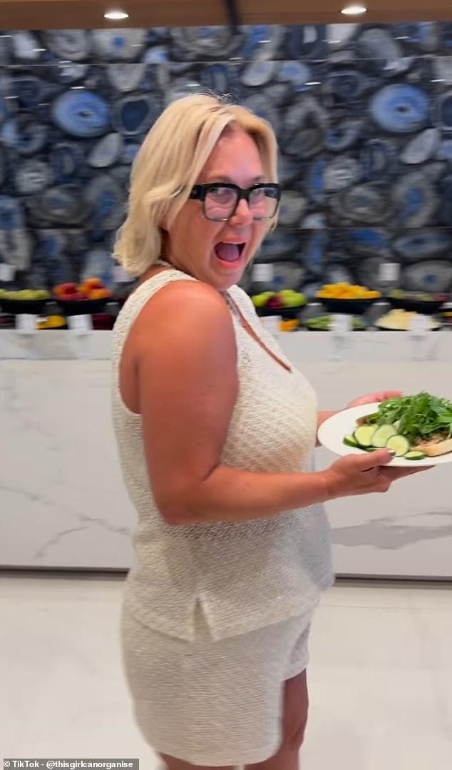 Du khách "vét sạch" đồ ăn sáng của khách sạn làm bữa trưa cho tiết kiệm