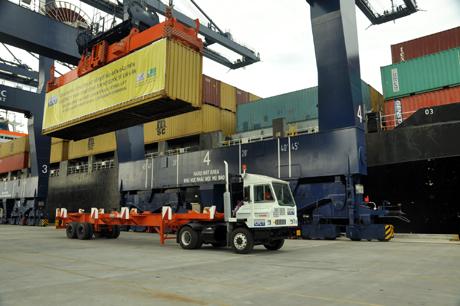 Bốc xếp hàng container tại bến 2, 3, 4 cảng Cái Lân.