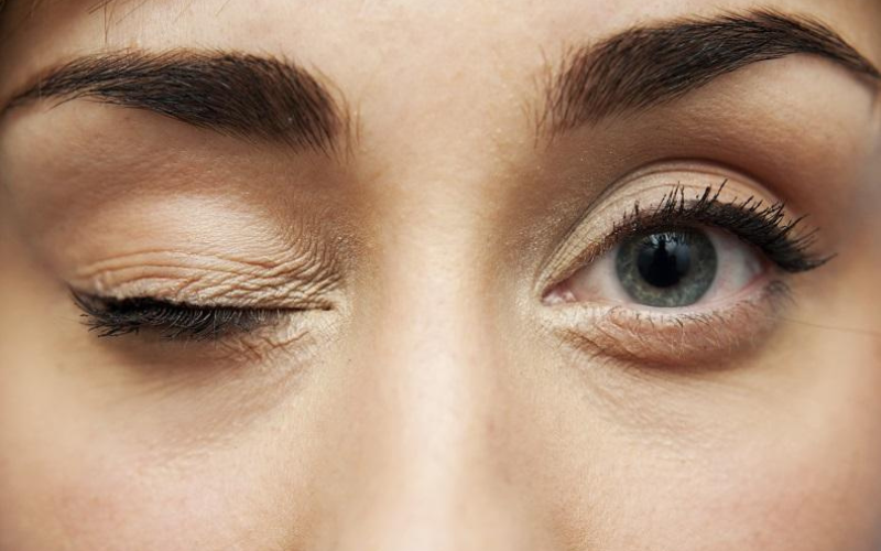 Mắt phải nữ giật: điềm báo tâm linh hay cảnh báo sức khỏe?