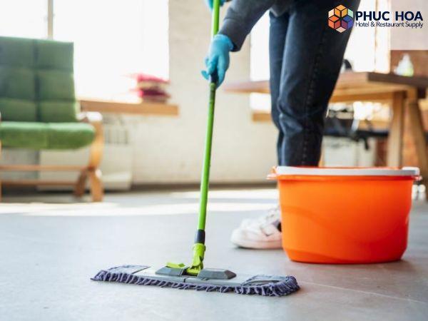 Bật mí cách lau nhà sạch bóng không bị rít và thơm mát