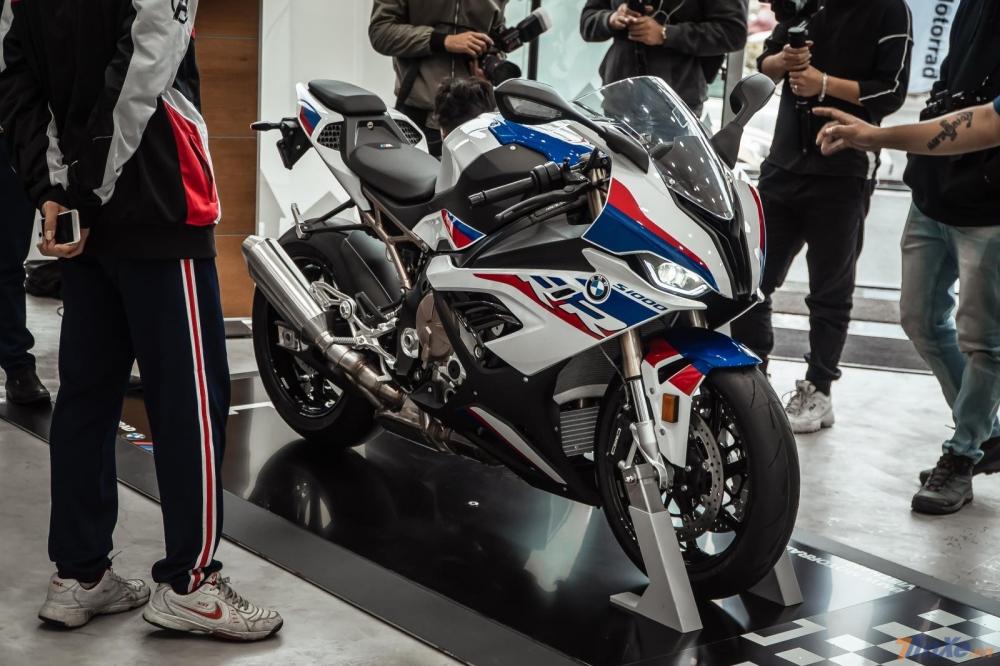 "Cá voi sát thủ" BMW S1000RR làm từ giấy bìa và Honda Wave 110 của Việt Nam được đưa lên báo Tây