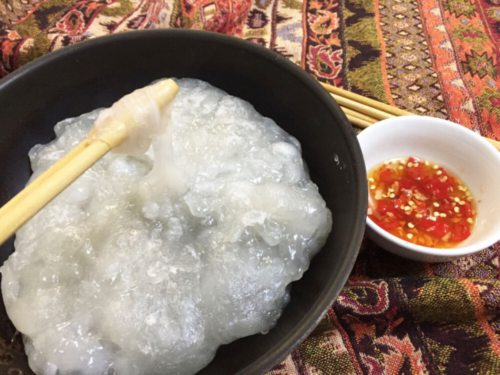 Bột sắn chấm nước mắm: Nghe kỳ lạ nhưng là món ăn tuổi thơ của rất nhiều người