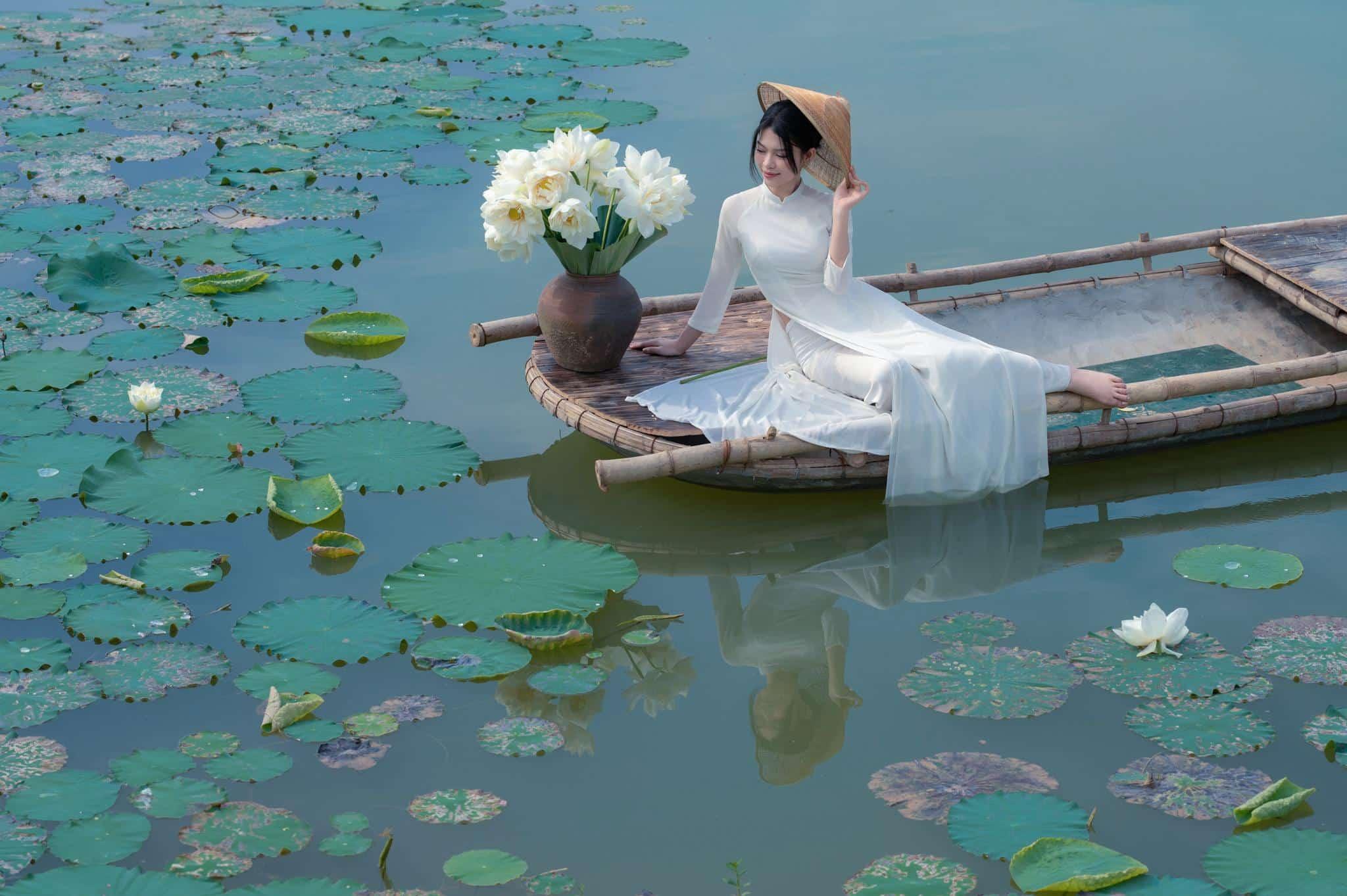 [Xu hướng chụp hình 2024-2025] Kinh nghiệm chụp ảnh áo dài ngoại cảnh làm sao thướt tha, đẹp nhẹ nhàng