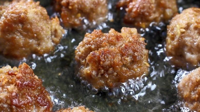 Tổng hợp 13 cách làm thịt viên chiên thơm ngon, dễ làm tại nhà