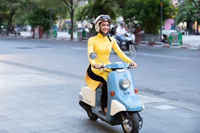 Cách mặc áo dài khi đi xe máy để đảm bảo an toàn cho bạn