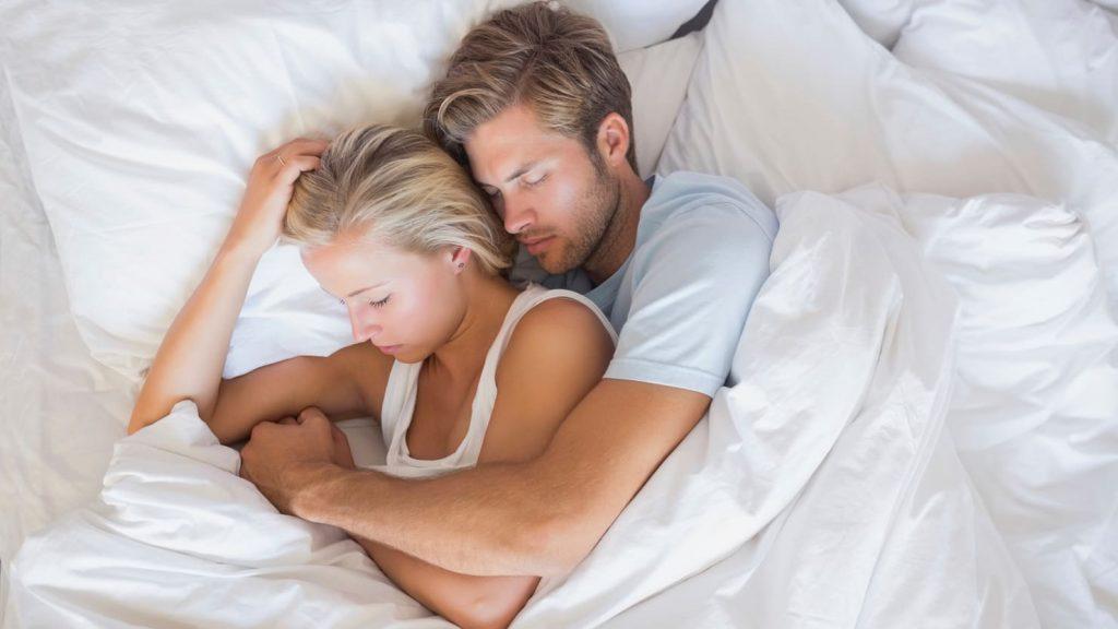 Kiểu ôm khi ngủ nói gì về tình trạng mối quan hệ của bạn