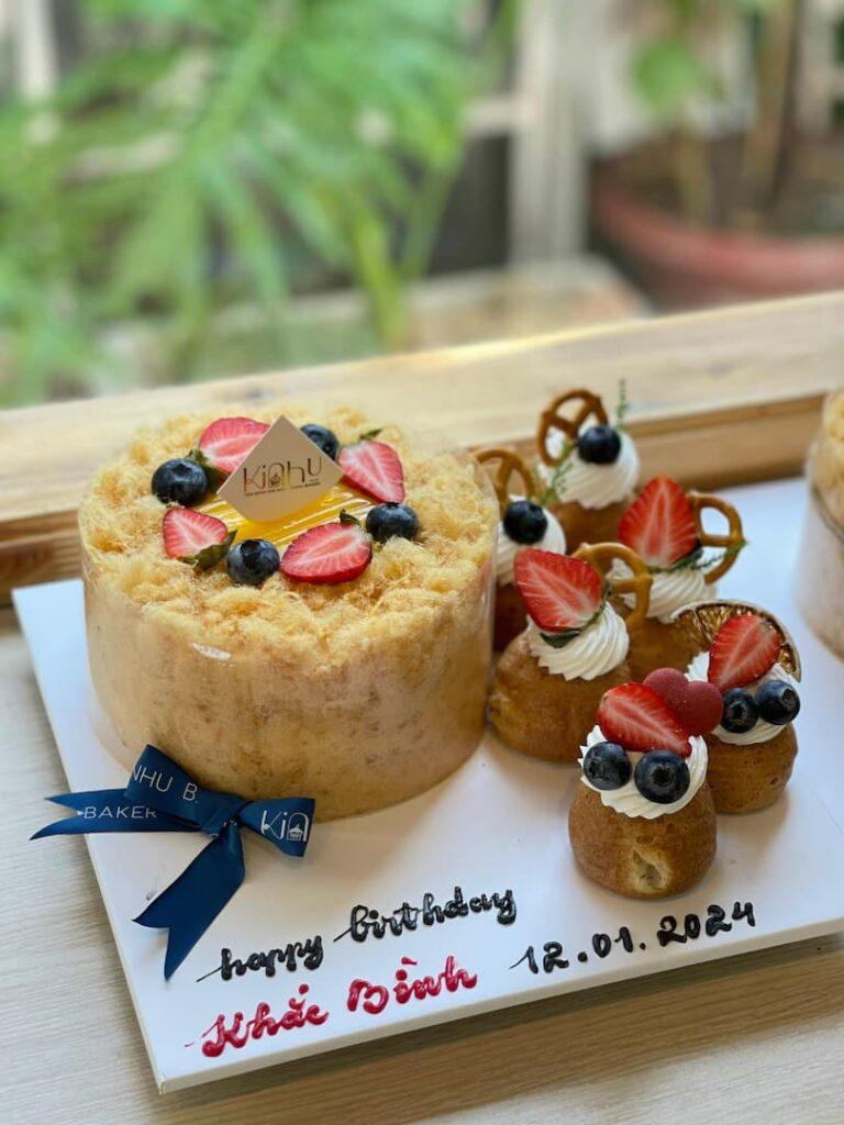 Bông lan trứng muối sinh nhật