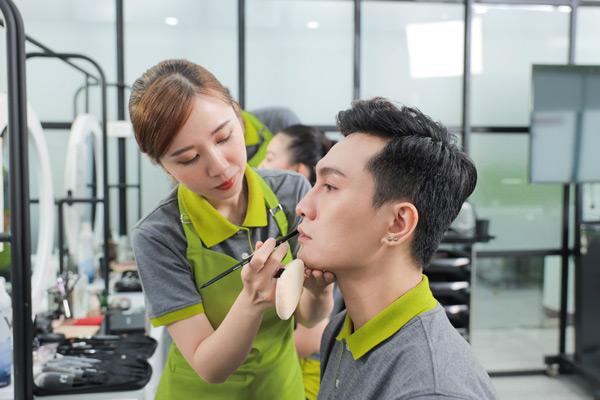 Làm Makeup Học Ngành Gì? Ngành Makeup Thi Khối Nào?