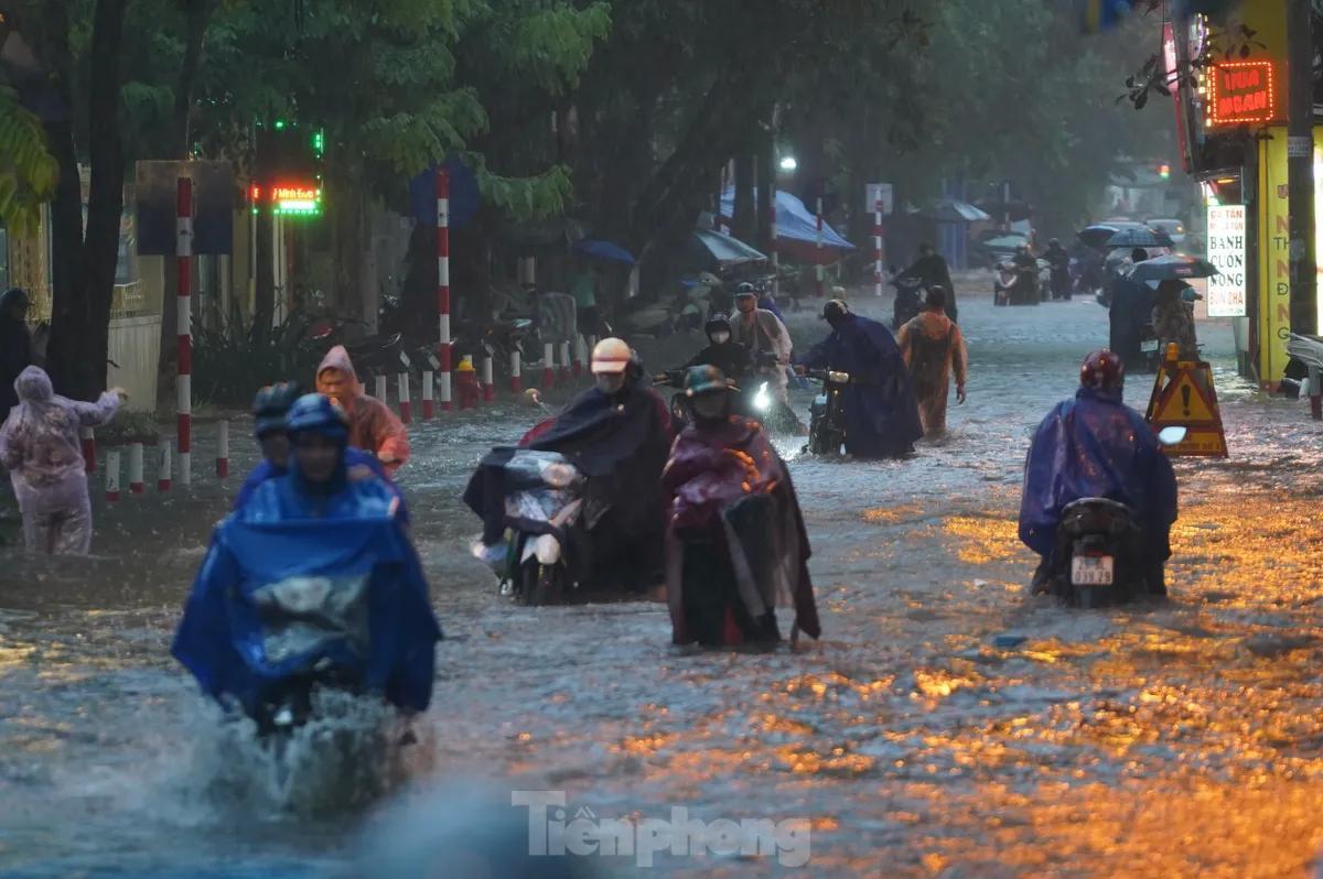 Vì sao mưa lớn ngày càng dữ dội ở Việt Nam?