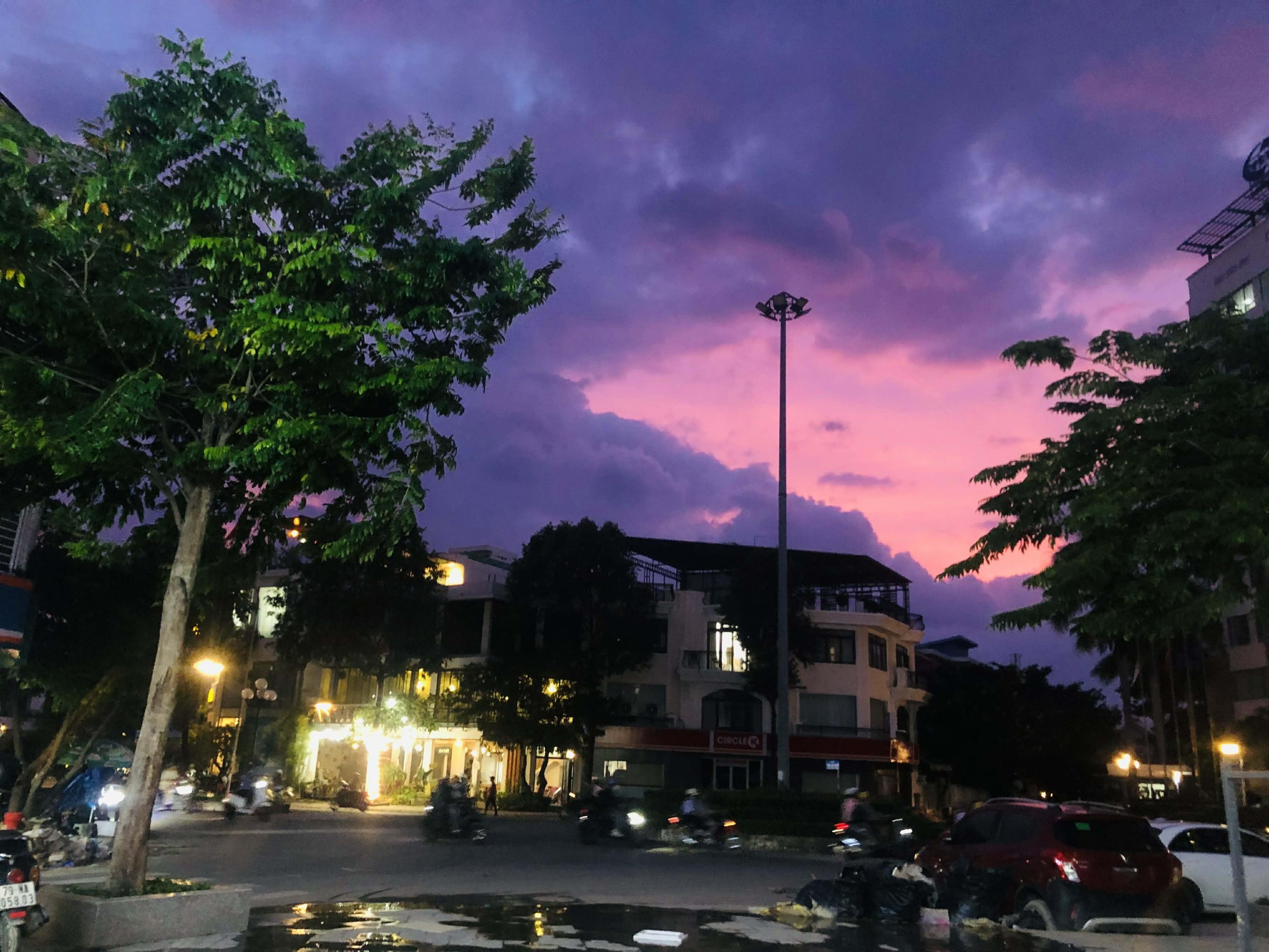 Bầu trời tím ngắt ở Nha Trang sau lũ lịch sử gây sốt