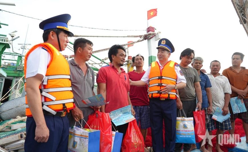 Tô thắm hình ảnh “Bộ đội Cụ Hồ - Người chiến sĩ Cảnh sát biển”