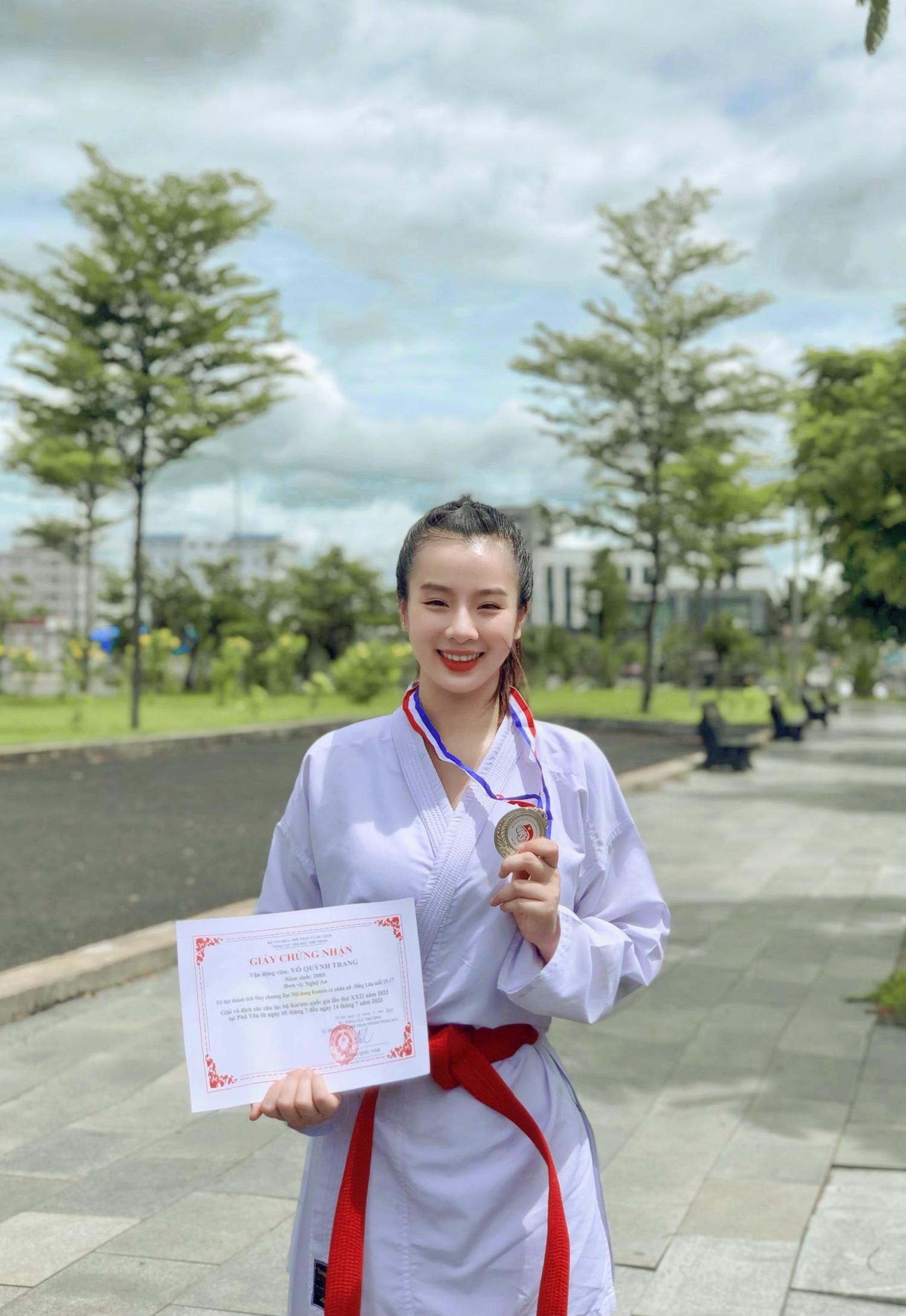 Nàng mẫu ảnh 2K5 đam mê võ thuật, từng đoạt Huy chương Bạc Karate Quốc gia