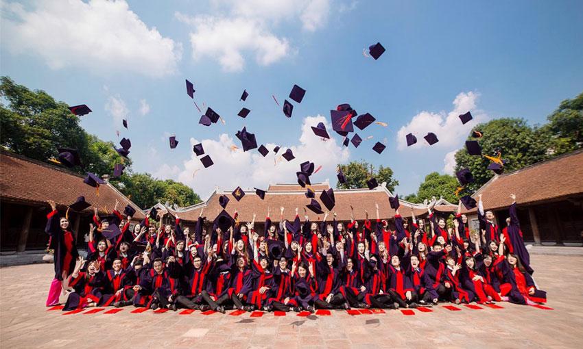 Chụp kỷ yếu áo cử nhân và những điều cần biết