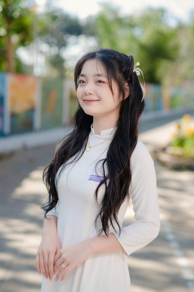 Tạo Dáng Chụp Ảnh Áo Dài Ở Chùa Đẹp Và Tao Nhã Với Guu Kỷ Yếu