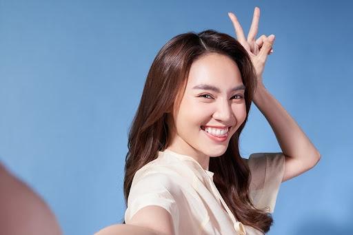 8 cách chụp Selfie đẹp cho nữ tự nhiên, thần thái như người nổi tiếng 