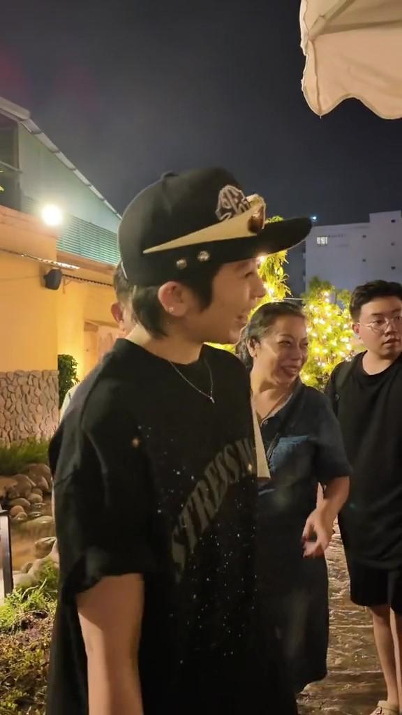 Xôn xao hình ảnh Gil Lê dẫn Xoài Non đi ăn cùng gia đình, phụ huynh có thái độ thế nào?