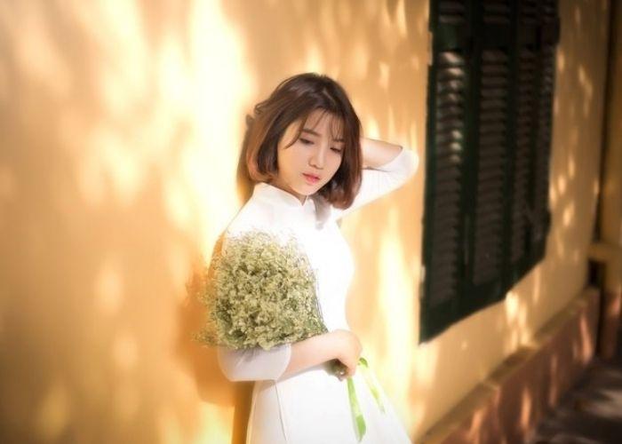 99+ Kiểu tạo dáng chụp ảnh kỷ yếu áo dài trắng xinh lung linh