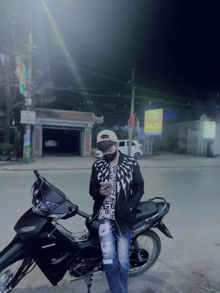 Ảnh Boy Phố Che Mặt Ngồi Xe Máy Chất Lừ