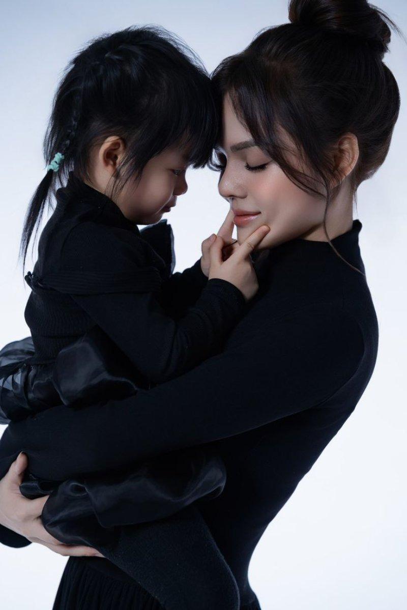 10 cách tạo dáng chụp ảnh 2 mẹ con vừa tự nhiên, vừa đẹp