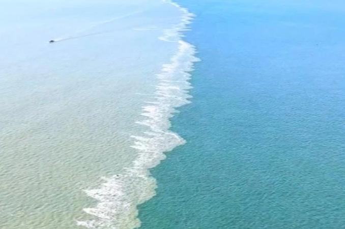 Vì sao nước biển “chia đôi”?